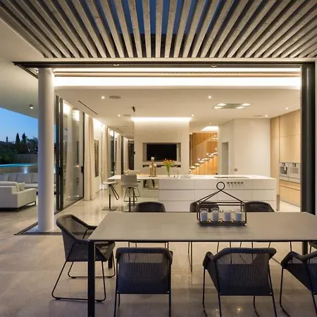 Sleeps 10 Pool Air Con Wifi فيلة